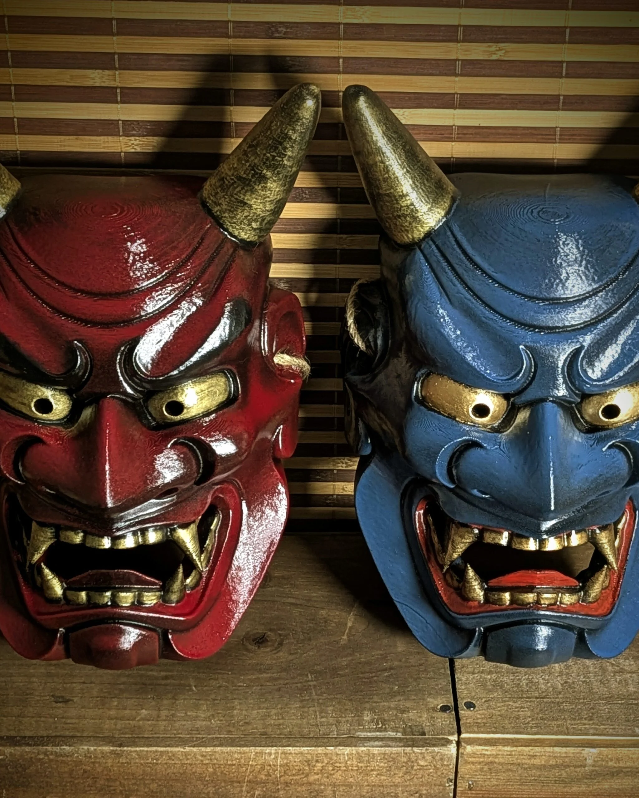 Masque Oni Ondeko Duo Rouge Bleu, masque japonais fait main par Dai Yokai, vue produit 2