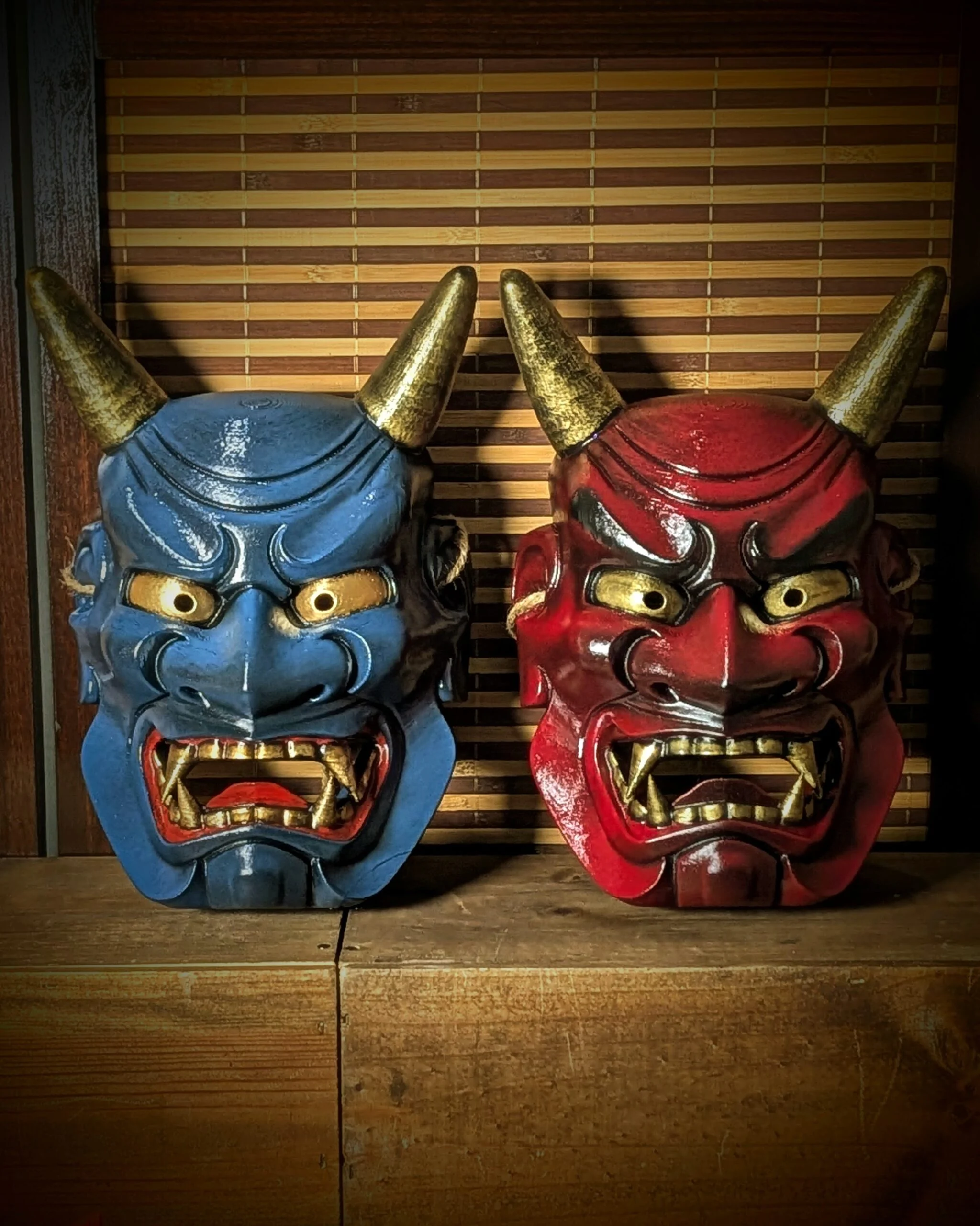 Masque Oni Ondeko Duo Rouge Bleu, masque japonais fait main par Dai Yokai, vue produit 3
