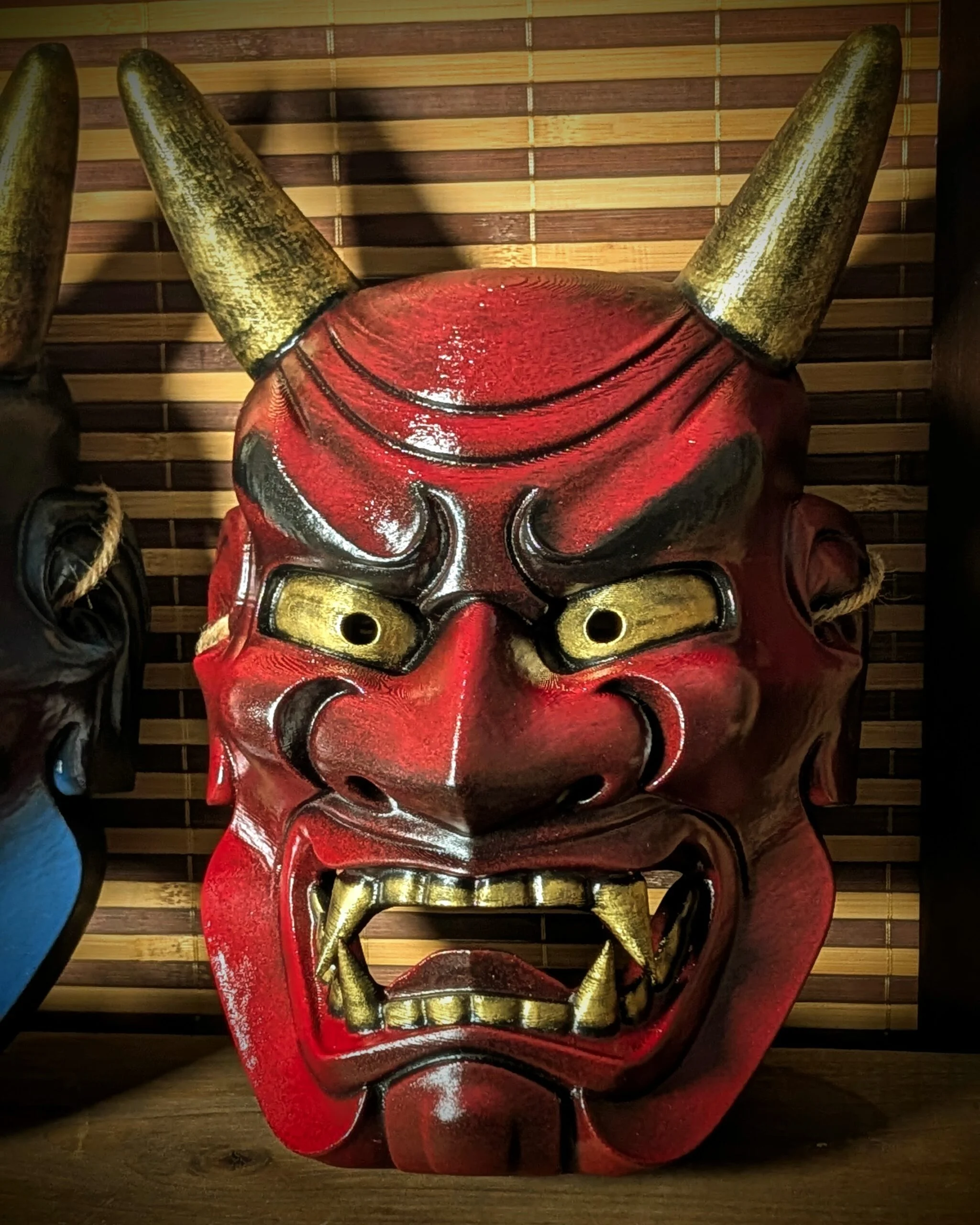 Masque Oni Ondeko Duo Rouge Bleu, masque japonais fait main par Dai Yokai, vue produit 6