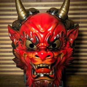 Masque Oni rouge inspiré du style irezumi, vu de face, avec cornes dorées et peinture brillante faite à la main.
