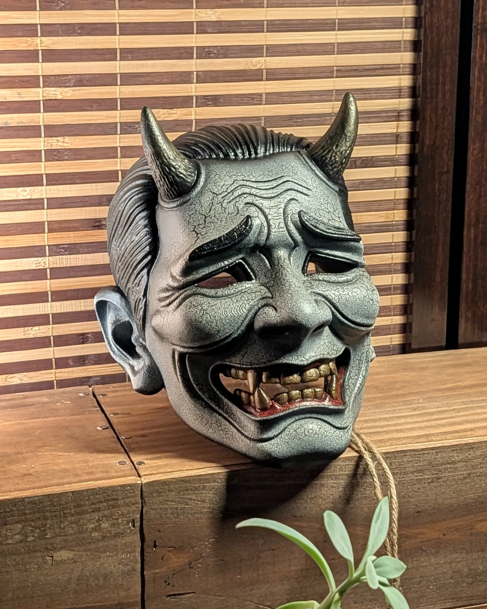 Masque Oni Salaryman, masque japonais fait main par Dai Yokai, vue produit 2
