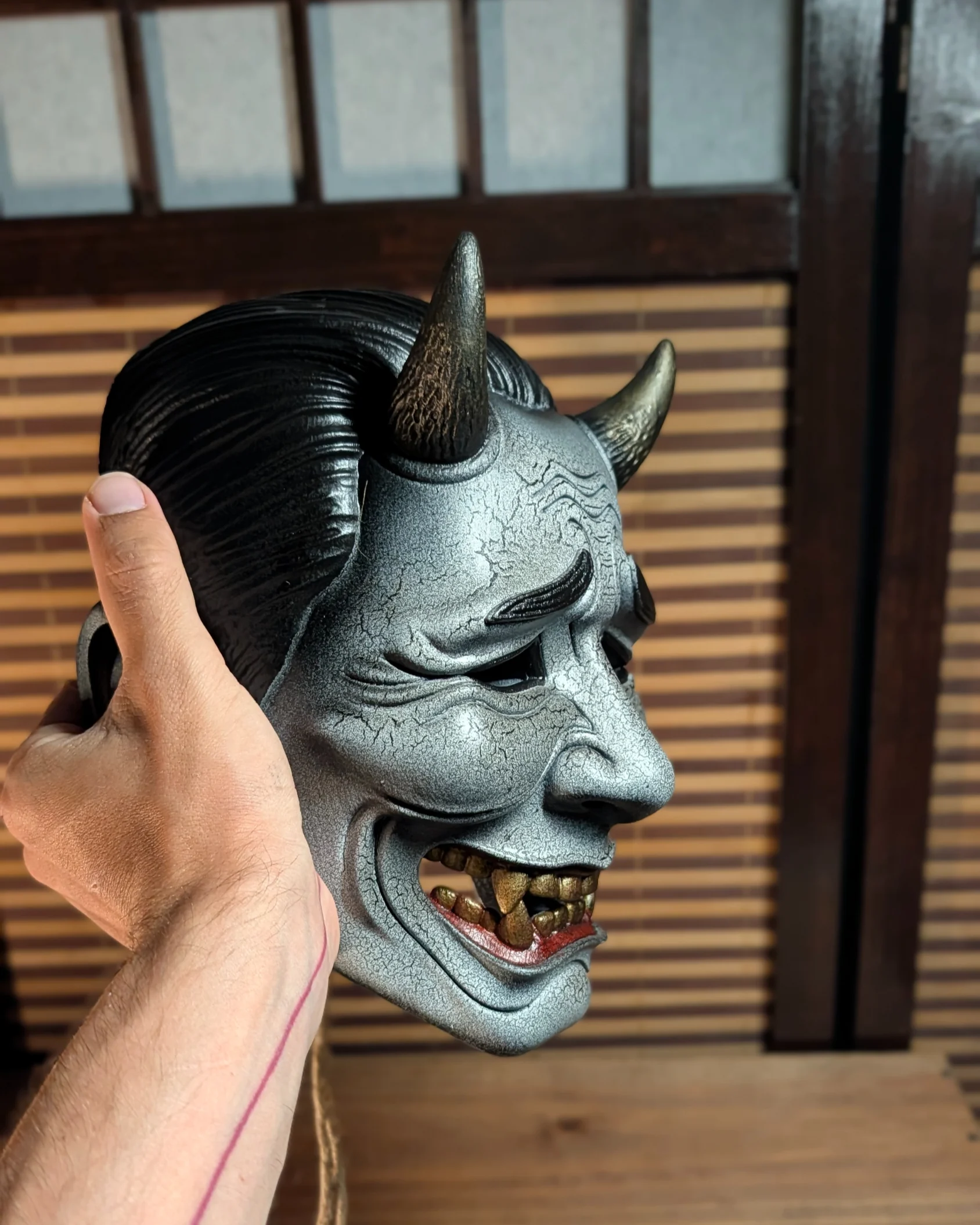 Masque Oni Salaryman, masque japonais fait main par Dai Yokai, vue produit 3