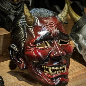 Détail du masque Oni Salaryman Aka rouge en atelier