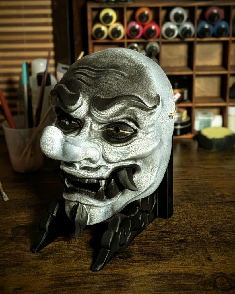 Masque Tengu Blanc pleine face fait main - Démon japonais spectral - Dai Yokai Bretagne