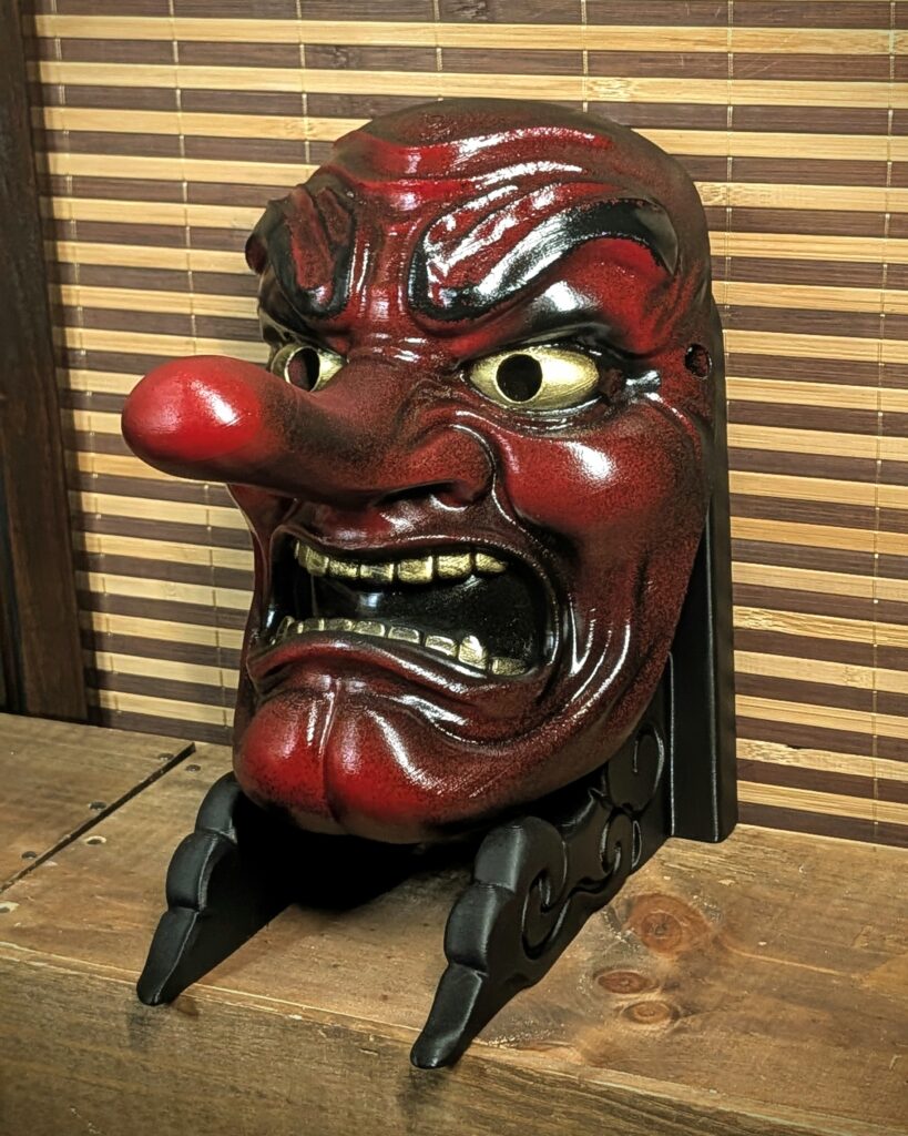 Masque Tengu rouge traditionnel pour collectionneur d'art japonais.