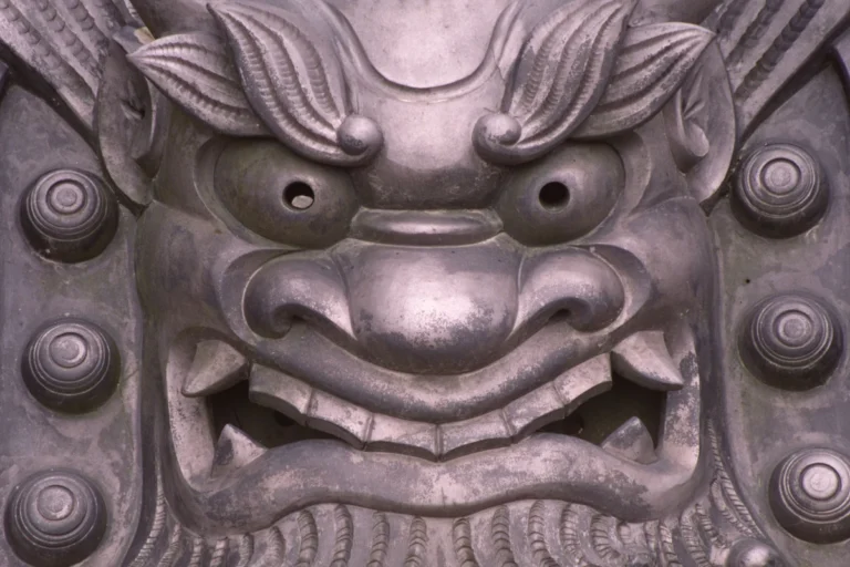 Vraie tuile onigawara japonaise en forme de visage d’ogre, détail de toit de temple