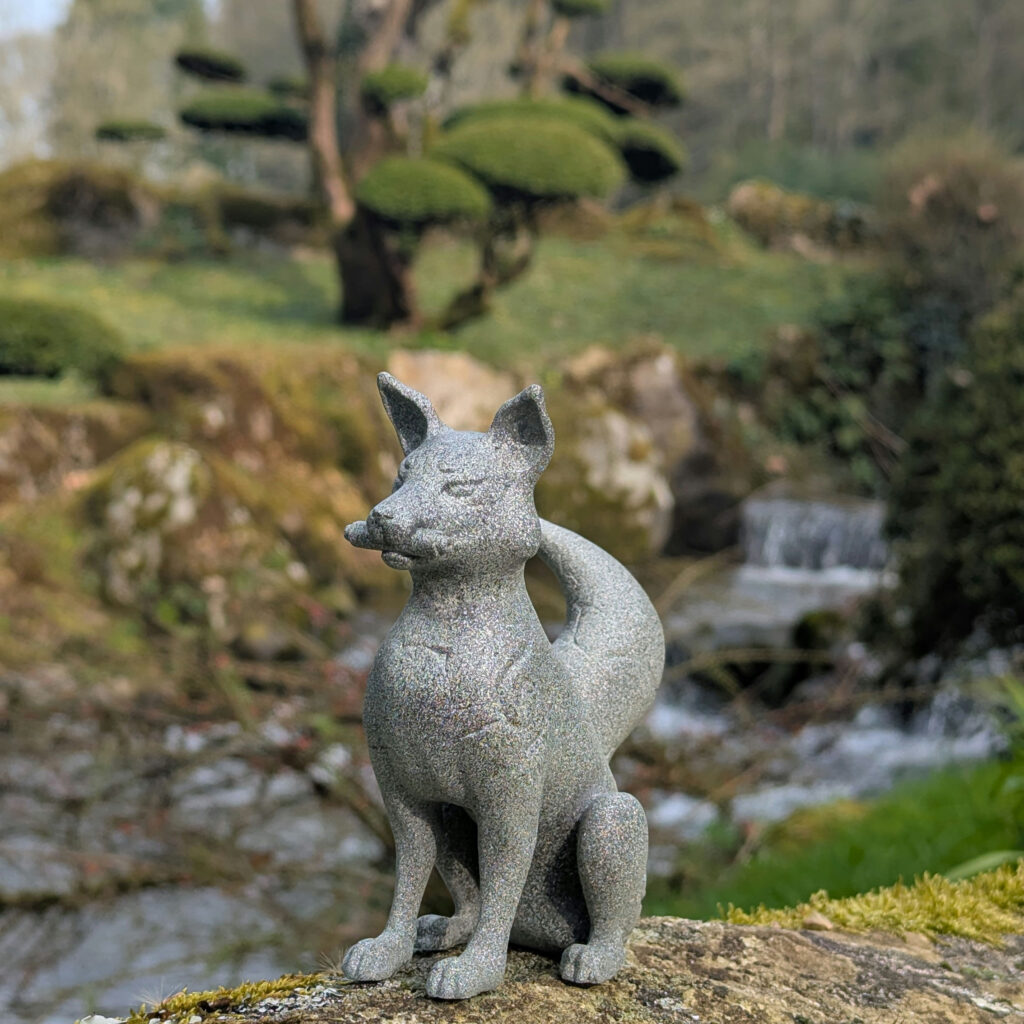 Statuette Kitsune esprit renard japonais décorative.