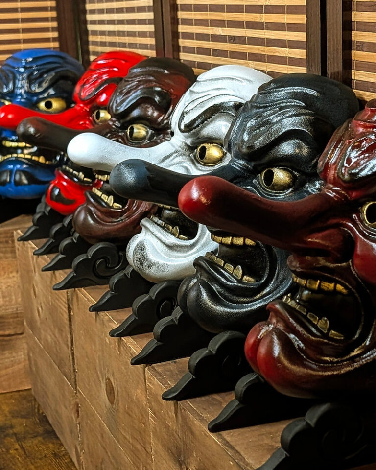 Masque Tengu japonais fait main Dai Yokai en Bretagne, yokai des montagnes au long nez
